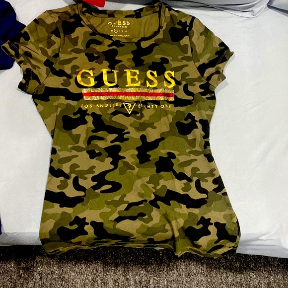 Just like new Guess tee shirts in size small - Picture 4 of 4